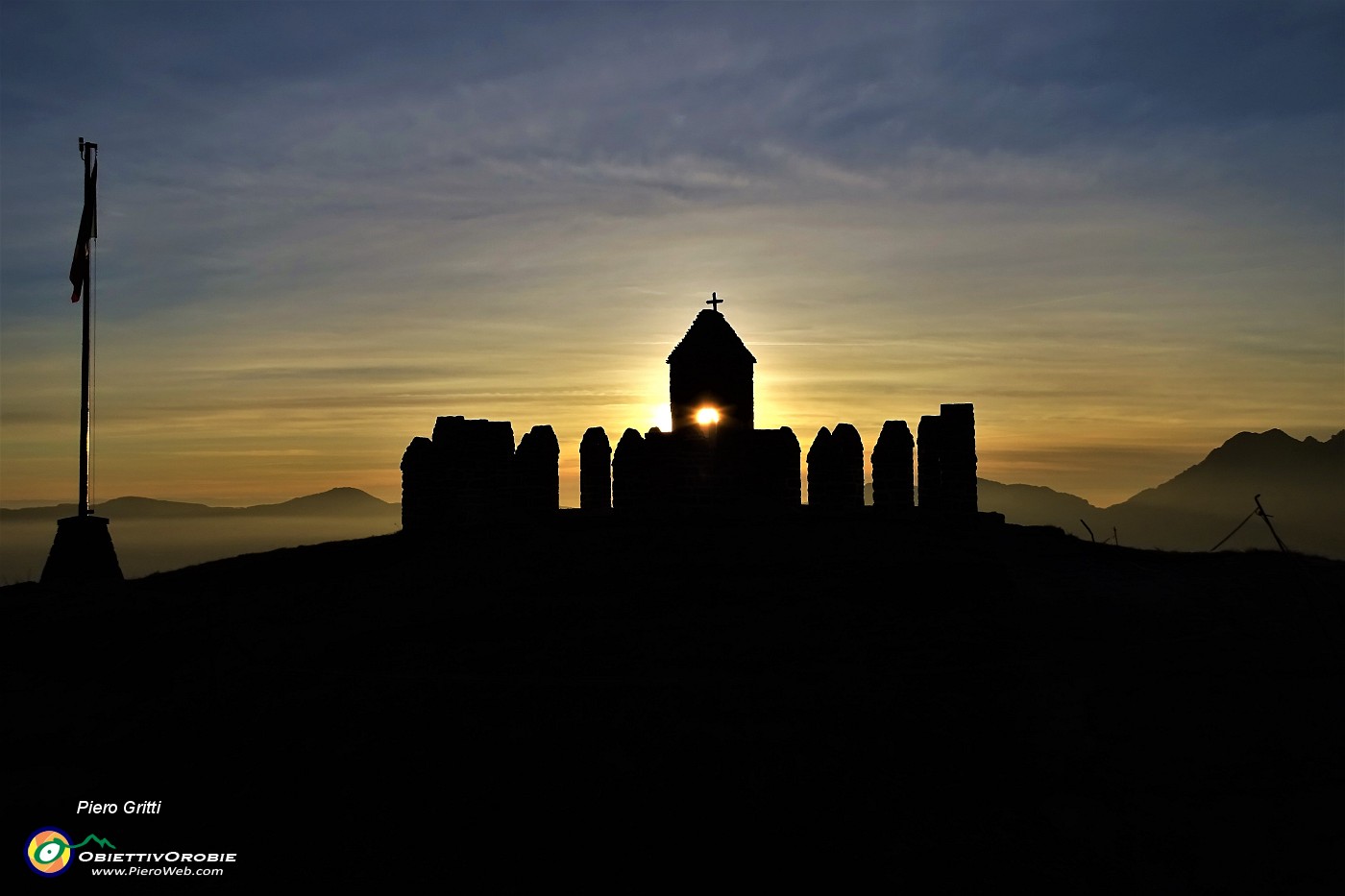 93 Suggestivo tramonto al tempietto dei Tre Faggi  .JPG